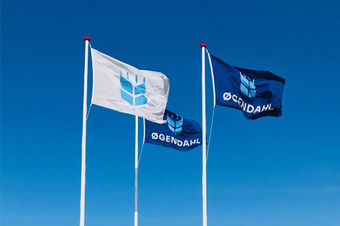 Tre flagstænger med Øgendahls logo